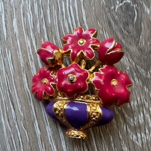 Vintage gold tone floral brooch